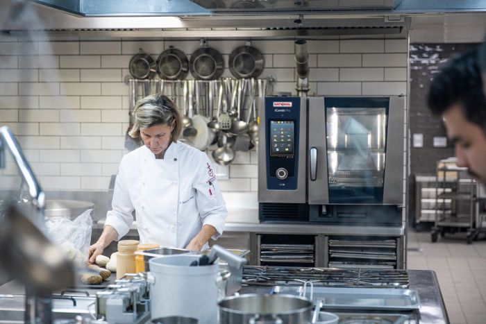Hogyan változtatják meg az intelligens főzőrendszerek a konyhát?
