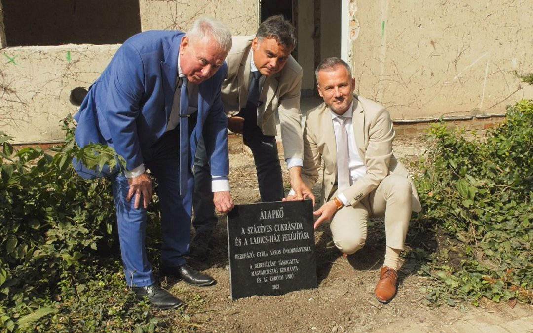 Gyulán lerakták az újjáépülő Százéves Cukrászda és Ladics-ház alapkövét